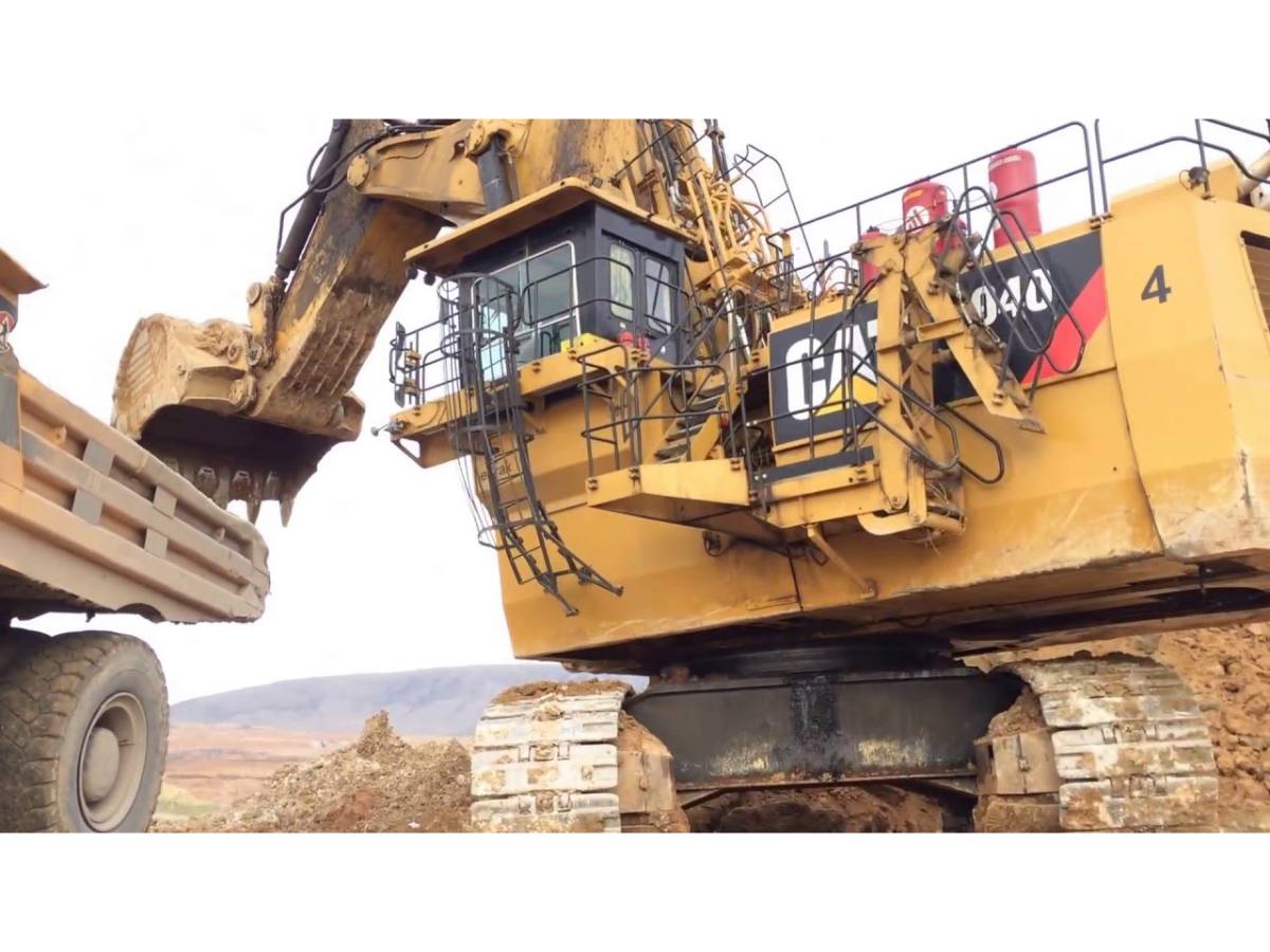 CAT giant excavator01_WH_1200x900px.jpg