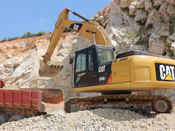 Used Caterpillar CAT320D2_WH_712x534px.jpg